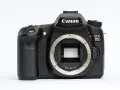 Czarna lustrzanka cyfrowa Canon EOS 70D z widocznym mocowaniem obiektywu.