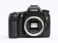 Czarna lustrzanka cyfrowa Canon EOS 70D bez obiektywu, widok z przodu.