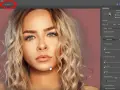 Portret kobiety z blond włosami i różowym tłem, z zaznaczonym przyciskiem "Haar verfeinern" w Photoshopie.