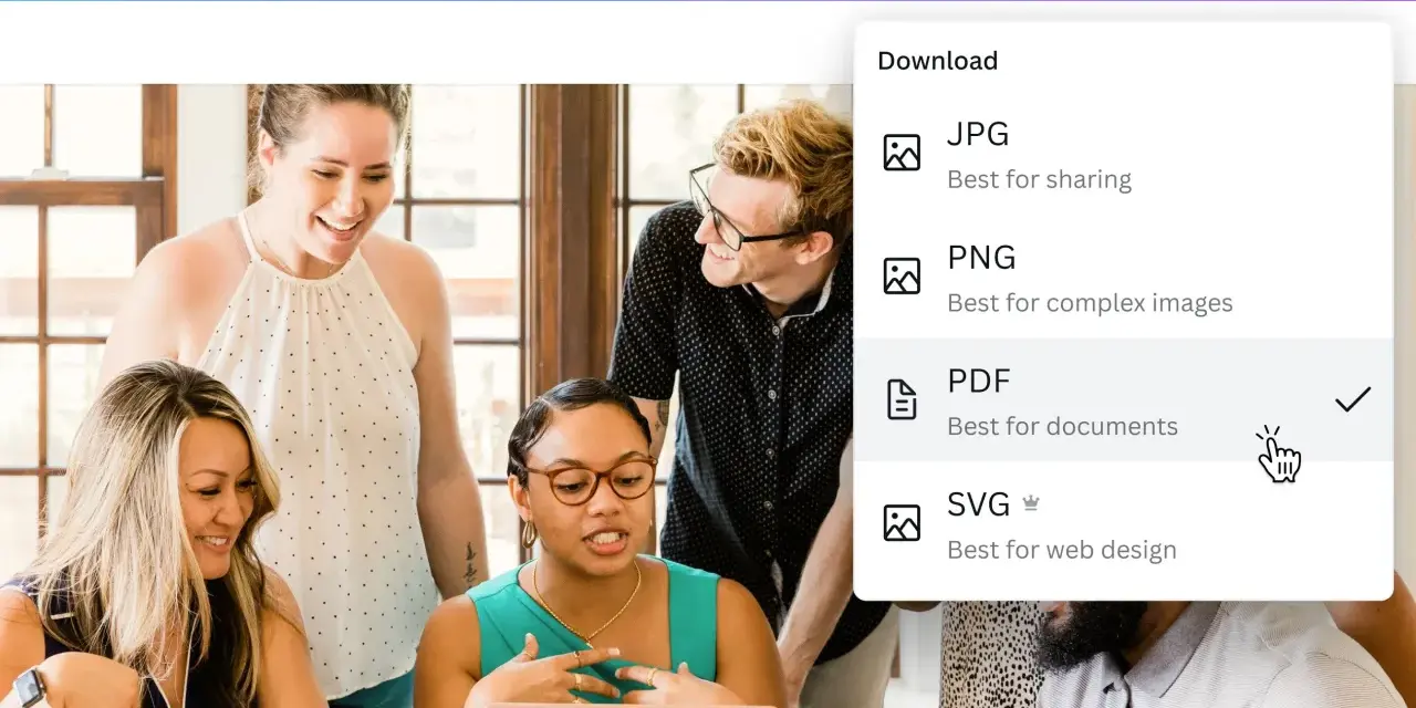 Grupa osób przygląda się ekranowi laptopa, na którym widoczna jest opcja pobierania pliku PDF.