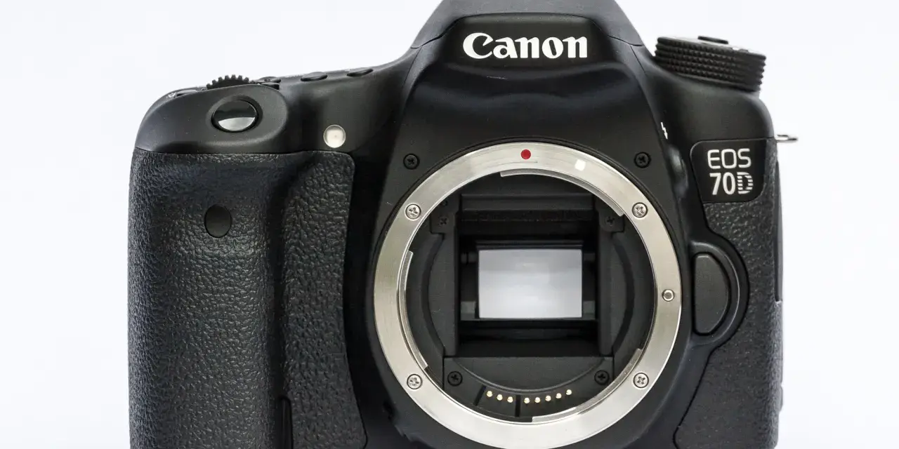 Czarna lustrzanka cyfrowa Canon EOS 70D bez obiektywu, widok z przodu.
