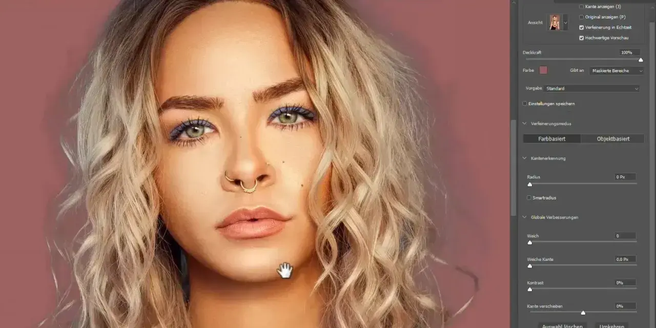 Portret kobiety z blond włosami i różowym tłem, z zaznaczonym przyciskiem "Haar verfeinern" w Photoshopie.