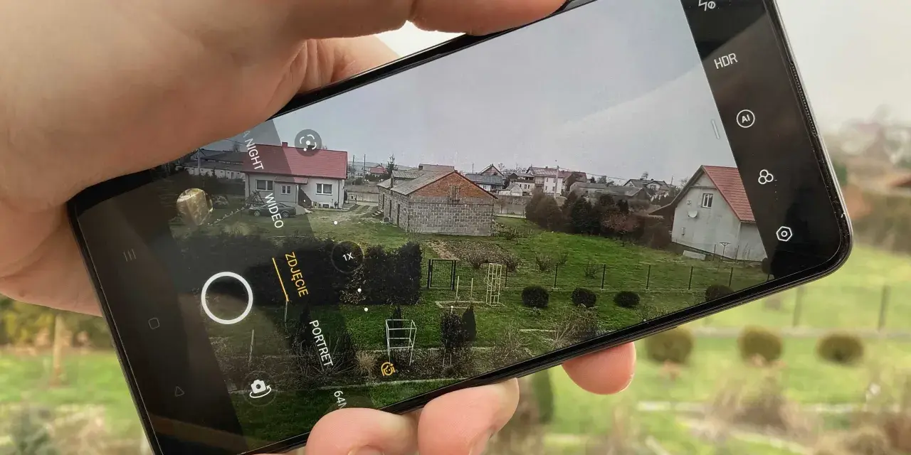 Jaki smartfon z dobrym aparatem - najlepsze modele, które zachwycają jakością zdjęć