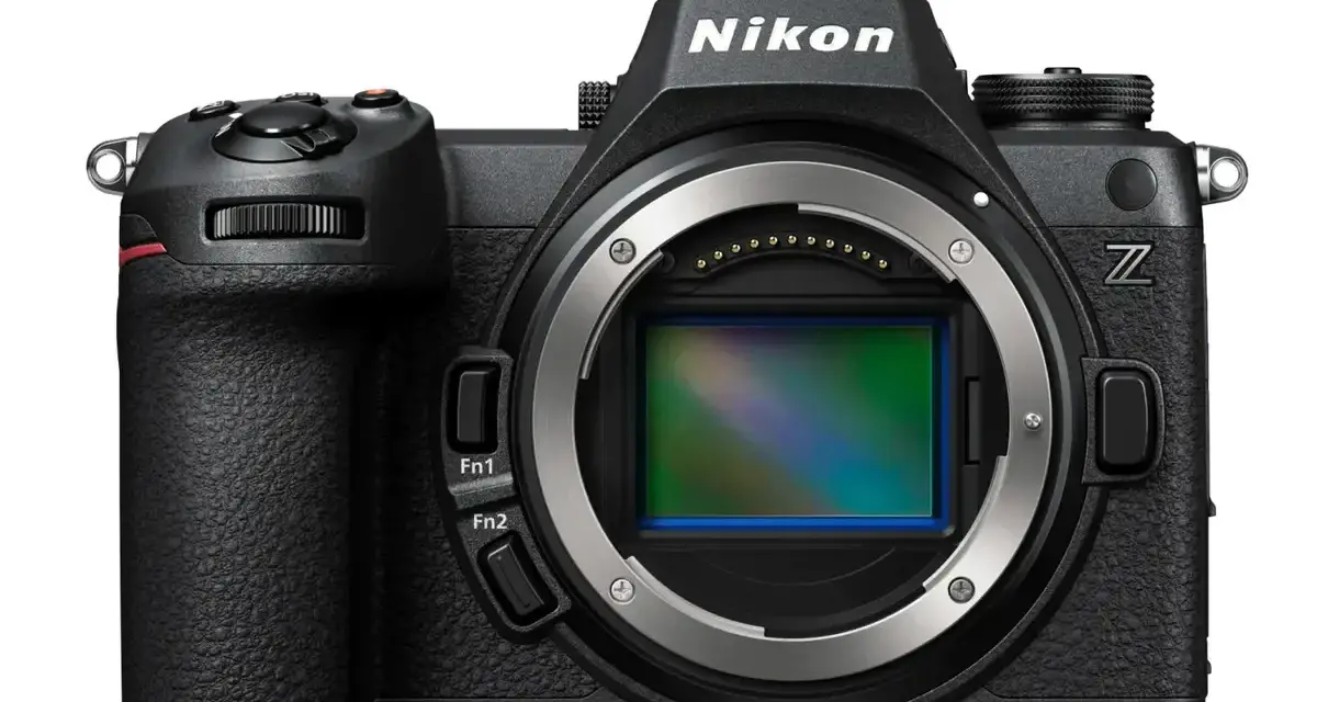 Zbliżenie na korpus czarnego aparatu Nikon Z z widocznym sensorem.