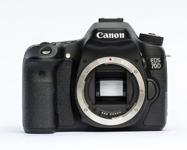 Czarna lustrzanka cyfrowa Canon EOS 70D z widocznym mocowaniem obiektywu.
