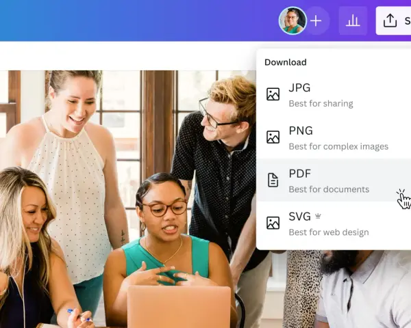 Grupa osób przygląda się ekranowi laptopa, na którym widoczna jest opcja pobierania pliku PDF.