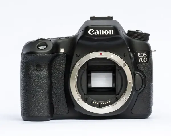 Czarna lustrzanka cyfrowa Canon EOS 70D bez obiektywu, widok z przodu.