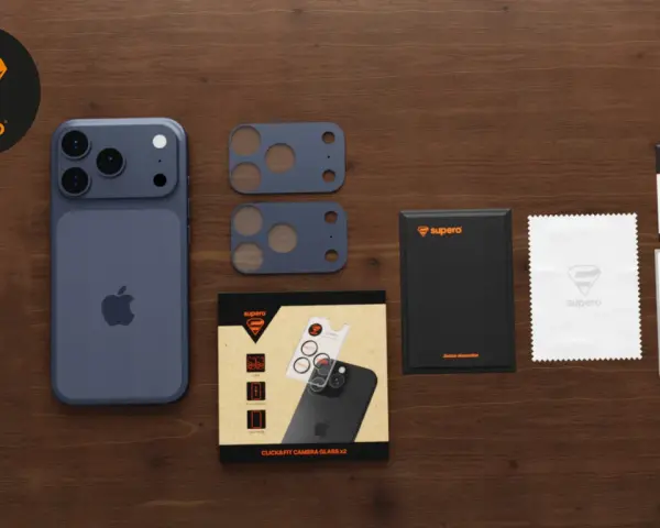 iPhone z akcesoriami Supero: szkła hartowane na aparat, ściereczka, naklejka do kurzu.