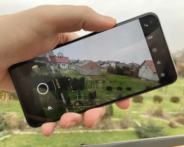 Jaki smartfon z dobrym aparatem - najlepsze modele, które zachwycają jakością zdjęć