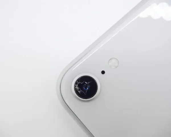 Ile kosztuje wymiana szkiełka aparatu w telefonie? Sprawdź ceny!