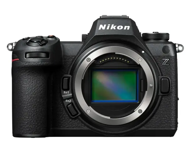 Zbliżenie na korpus czarnego aparatu Nikon Z z widocznym sensorem.
